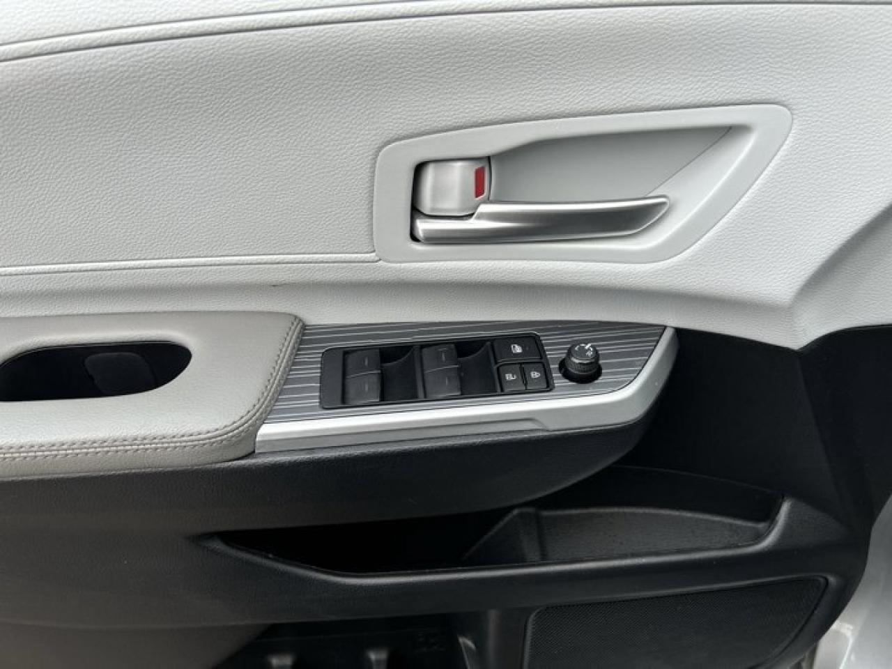 2025 Toyota Sienna XLE | Sunroof | Heated Seats | Leather Seats Photo