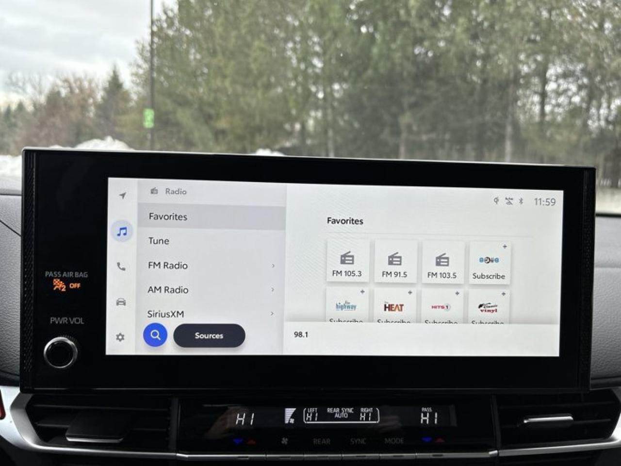 2025 Toyota Sienna XLE | Sunroof | Heated Seats | Leather Seats Photo