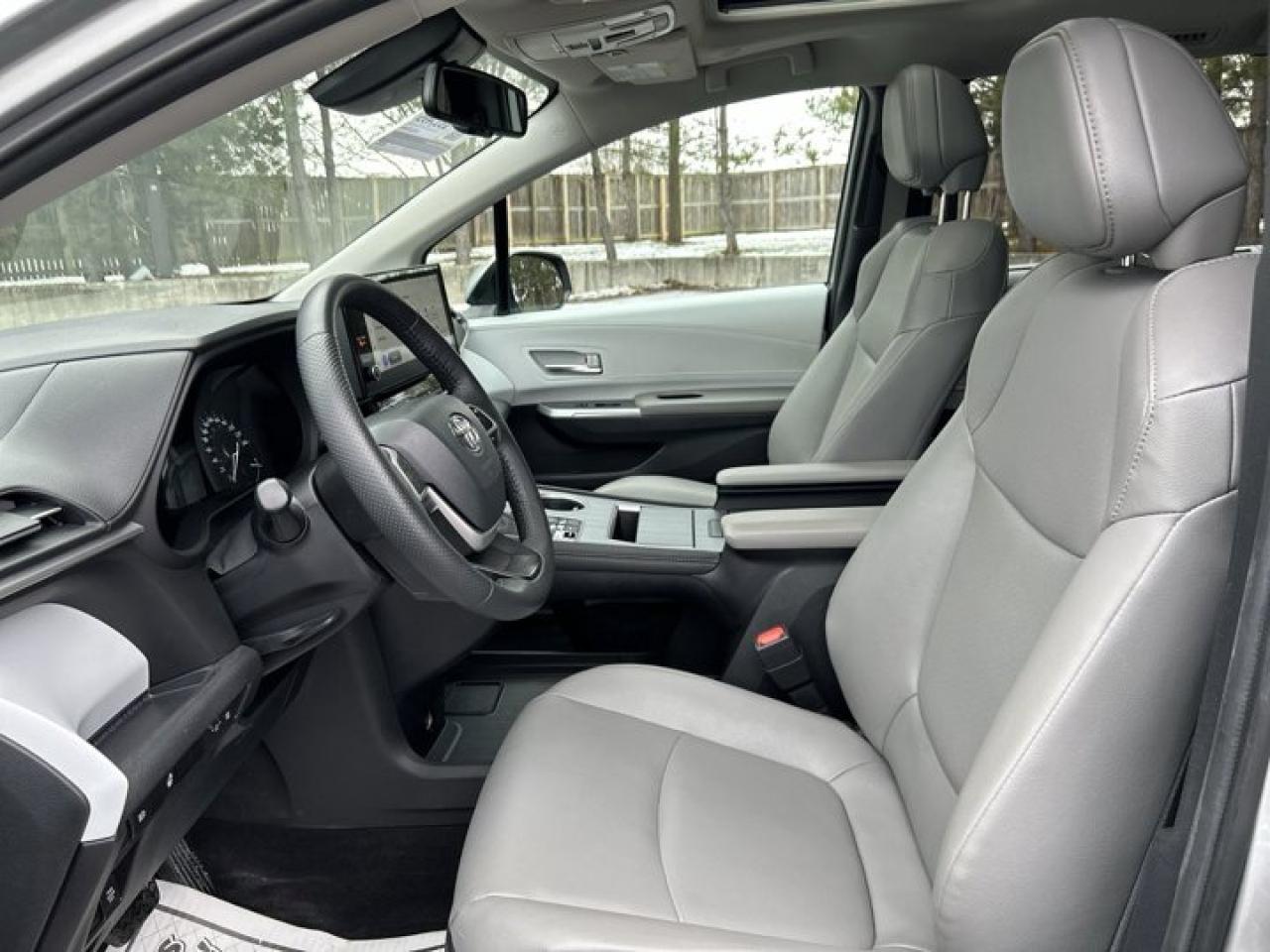 2025 Toyota Sienna XLE | Sunroof | Heated Seats | Leather Seats Photo