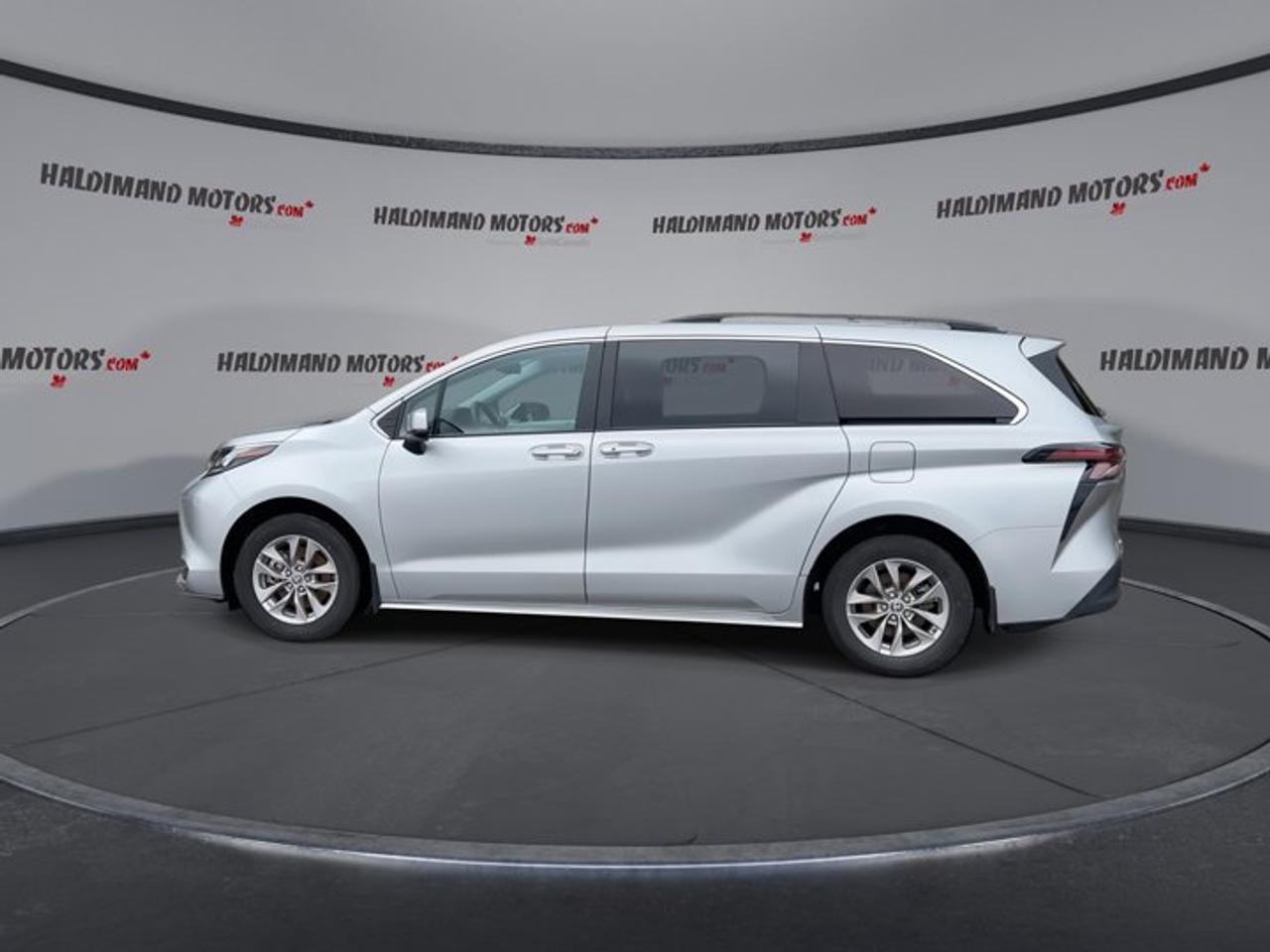 2025 Toyota Sienna XLE 8-Passenger | Heated Seats | Leather Seats Photo4