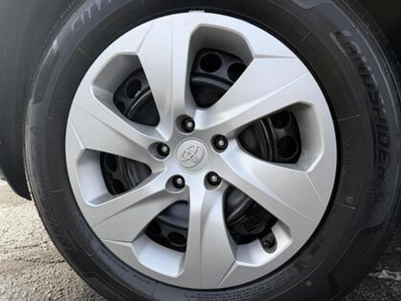 2022 Toyota RAV4 LE FWD Photo