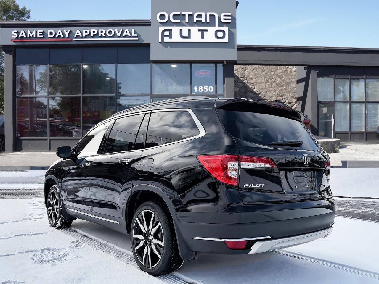 2022 Honda Pilot Touring 8-Passenger AWD Photo3