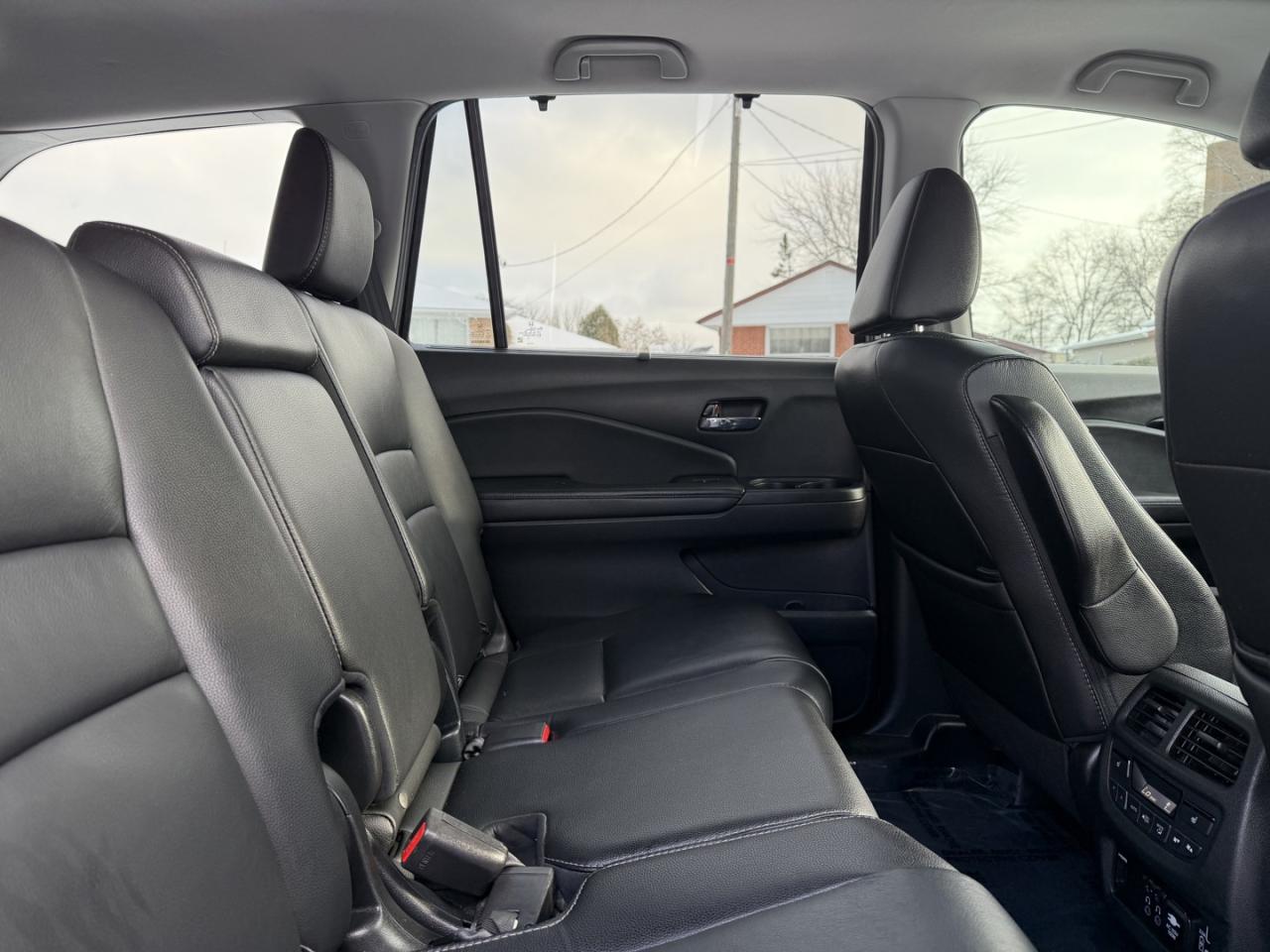 2022 Honda Pilot Touring 8-Passenger AWD - Photo #11