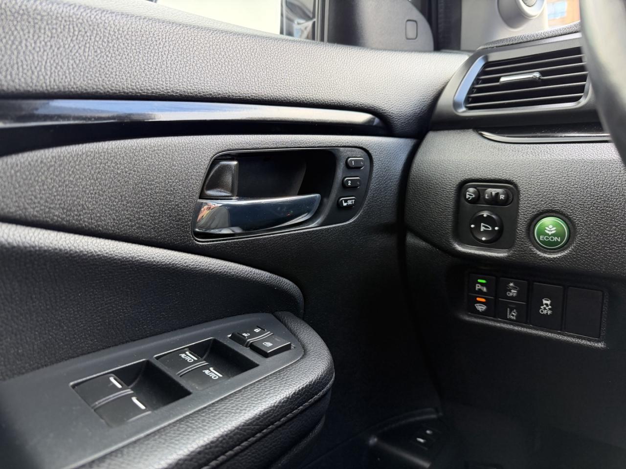 2022 Honda Pilot Touring 8-Passenger AWD - Photo #28