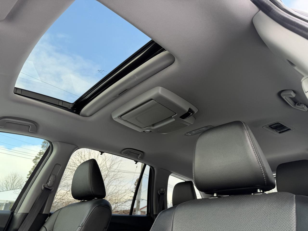 2022 Honda Pilot Touring 8-Passenger AWD - Photo #31