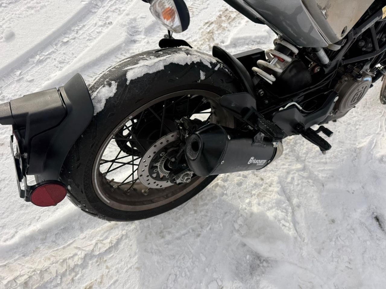 2022 HUSQVARNA TE300i VITPILEN 401, THEFT RECOVERY, LOW KMS, AS IS - Photo #6