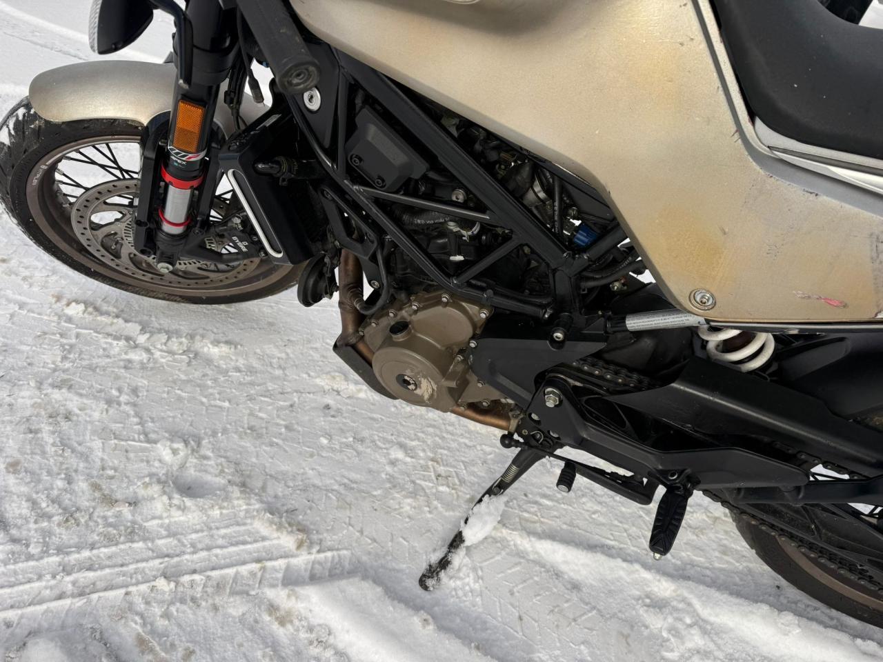 2022 HUSQVARNA TE300i VITPILEN 401, THEFT RECOVERY, LOW KMS, AS IS - Photo #7