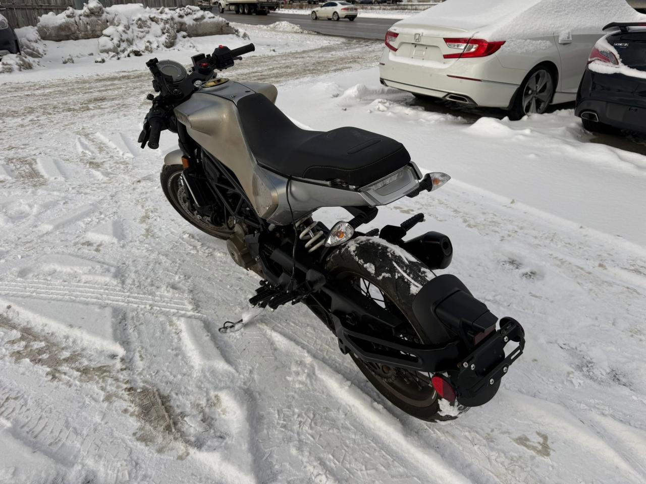 2022 HUSQVARNA TE300i VITPILEN 401, THEFT RECOVERY, LOW KMS, AS IS Photo4