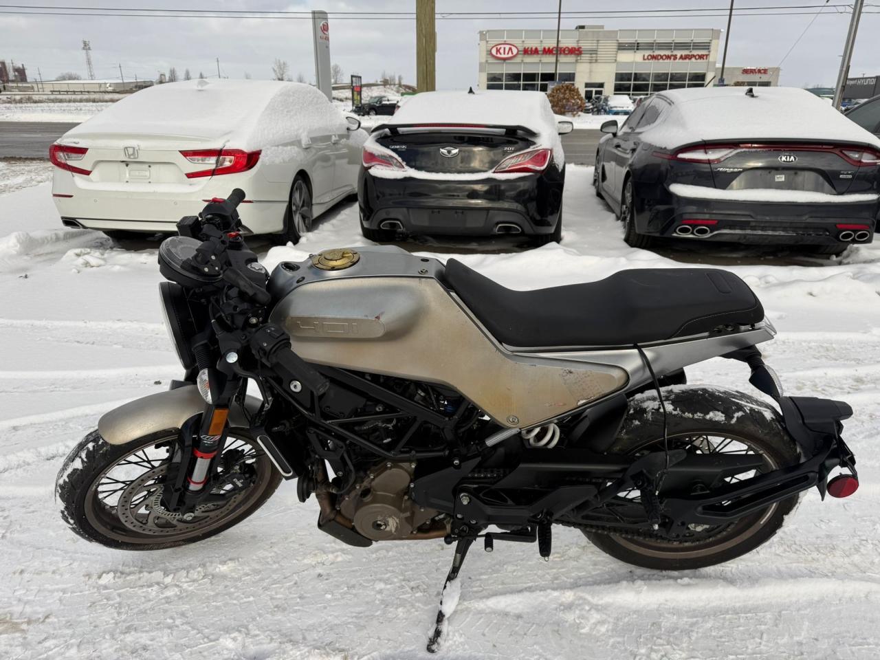 2022 HUSQVARNA TE300i VITPILEN 401, THEFT RECOVERY, LOW KMS, AS IS - Photo #2