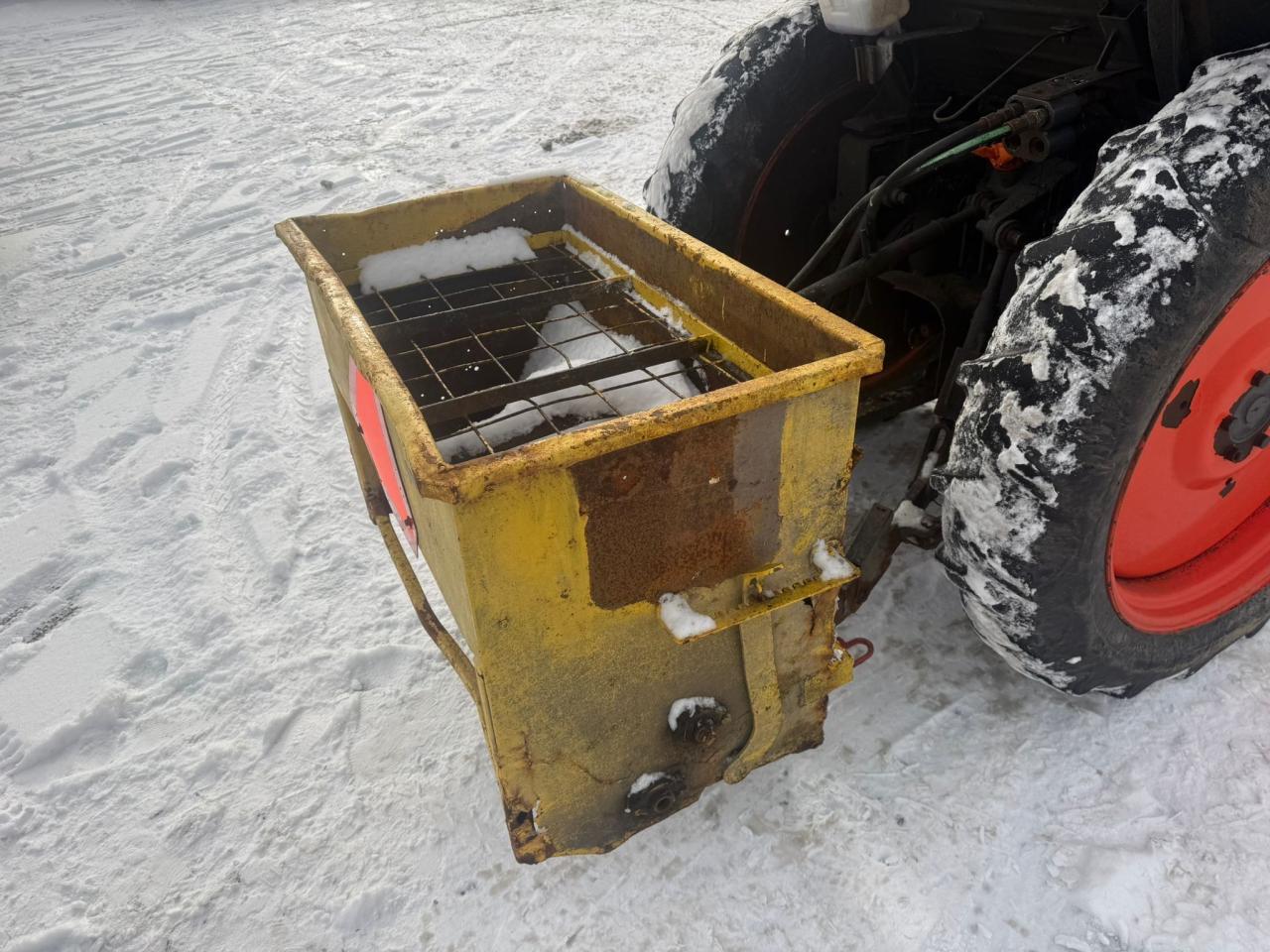 2015 KUBOTA L5740 L4060, PLOW AND SALTER, HST, 1500HRS, TRACTOR - Photo #24