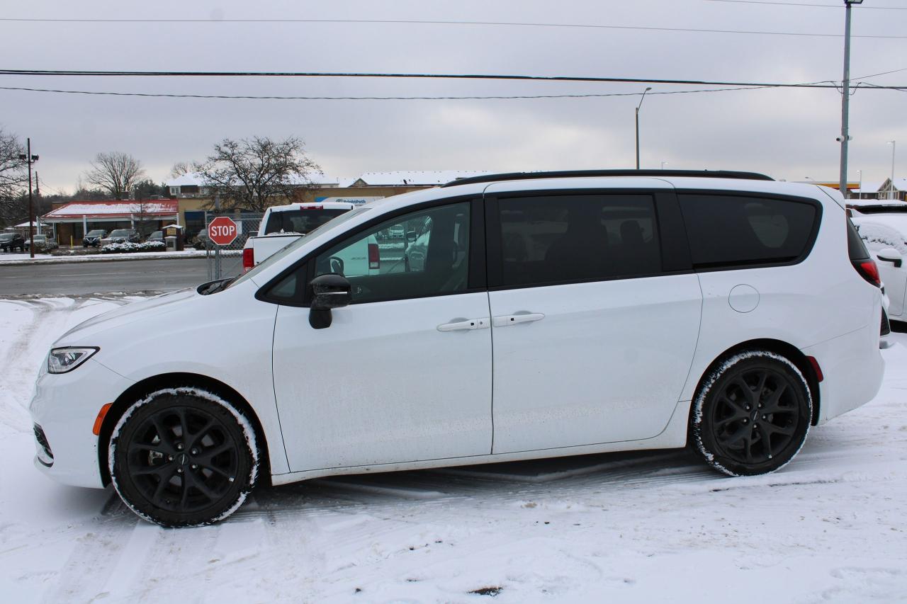 2024 Chrysler Pacifica Touring-L Photo3