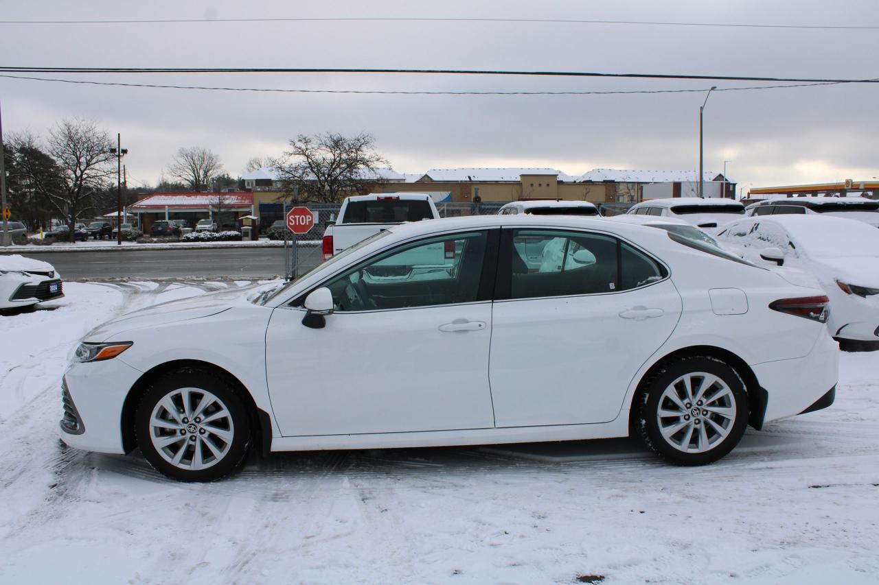 2024 Toyota Camry HYBRID LE Photo3