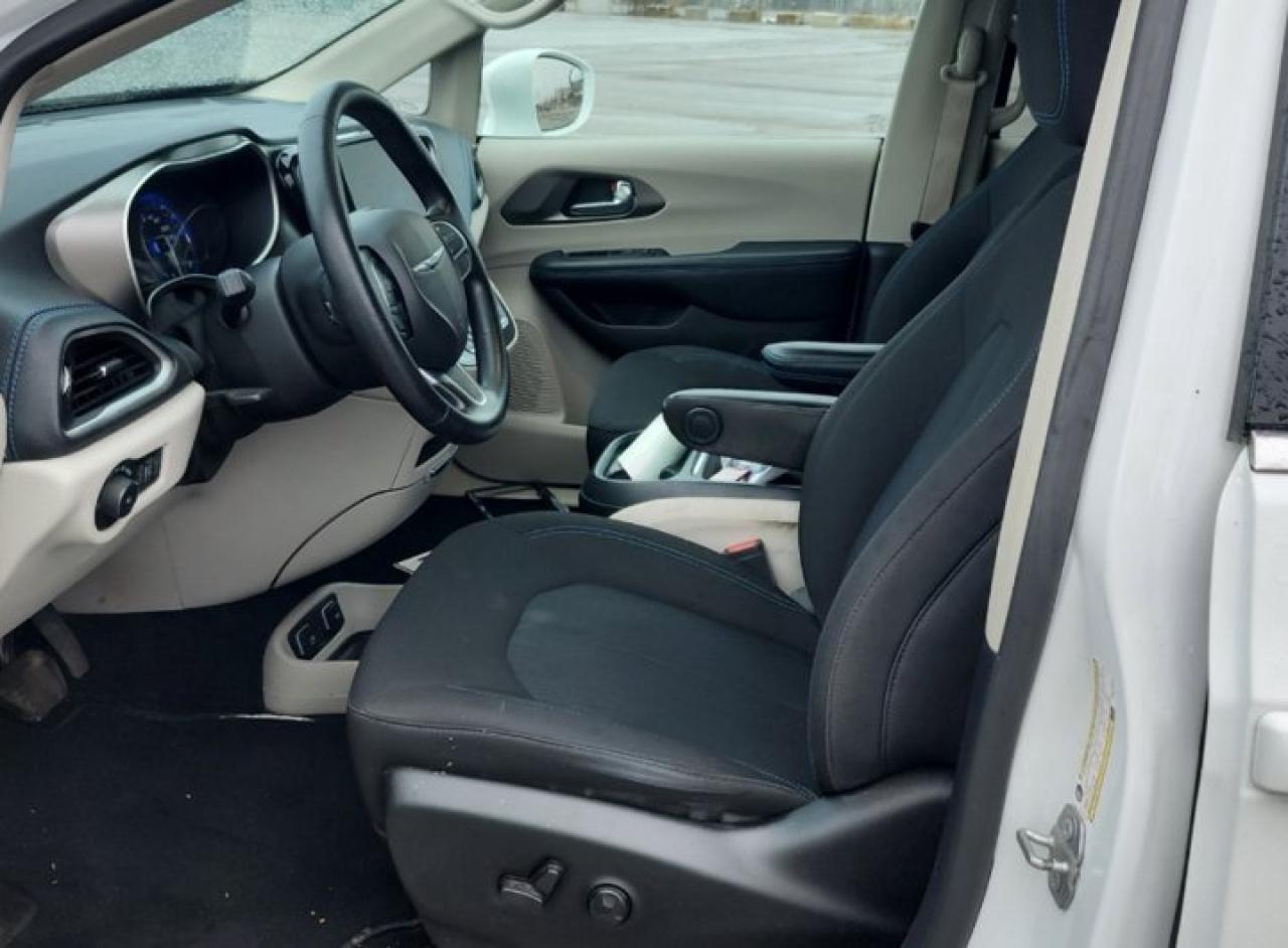 2021 Chrysler Pacifica Touring AWD | Power Sliding Doors + Hatch | Remote Start | CarPlay + Android | Power Seat and More ! Photo2