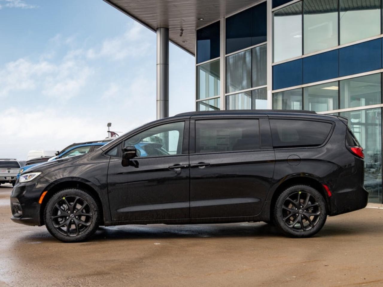 2026 Chrysler Pacifica Select Photo