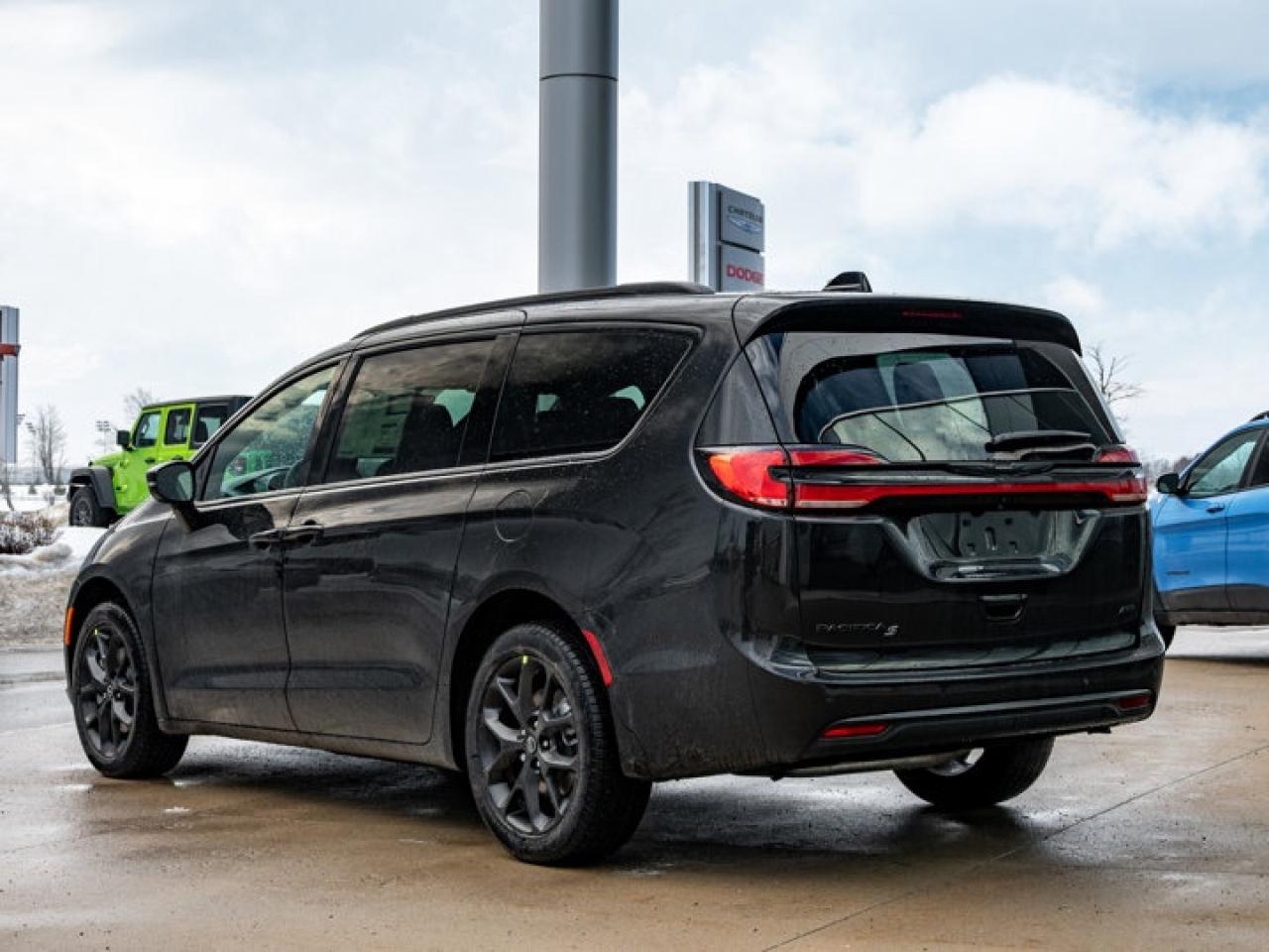 2026 Chrysler Pacifica Select Photo