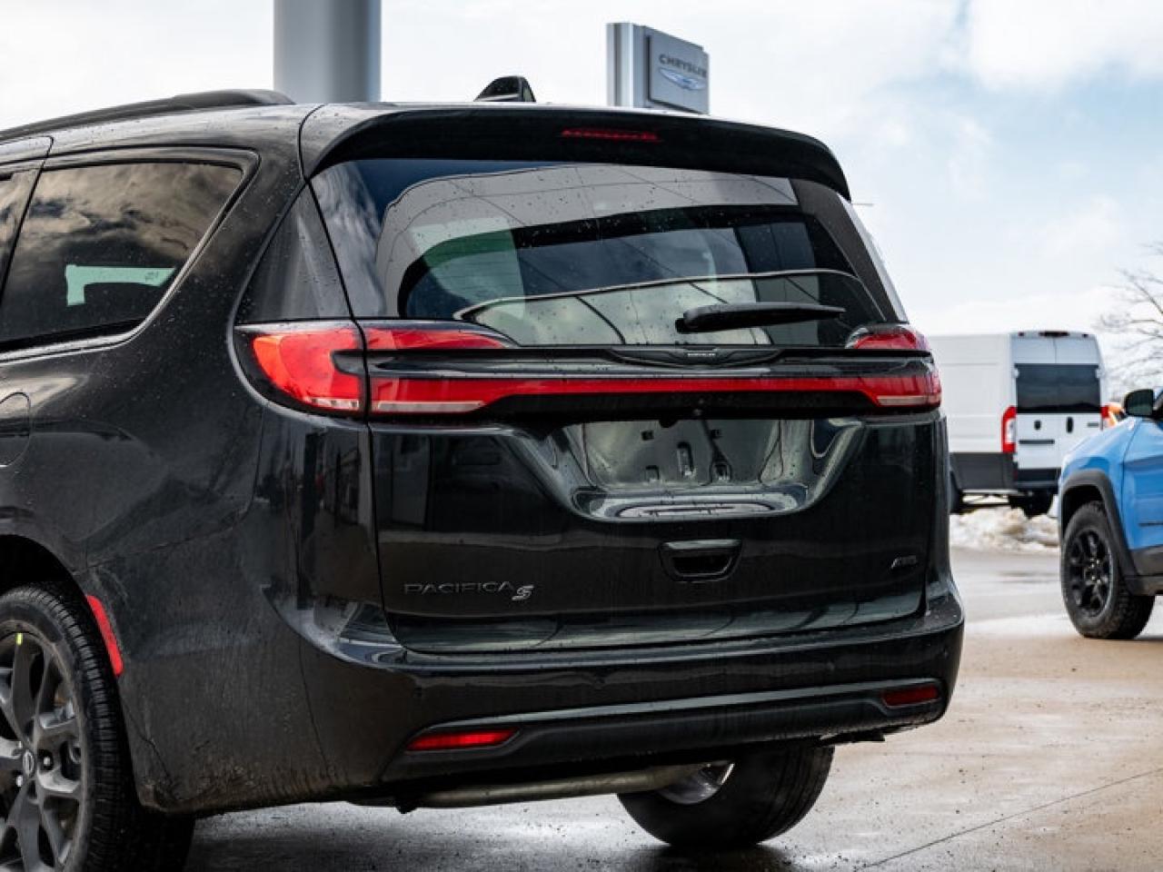 2026 Chrysler Pacifica Select Photo