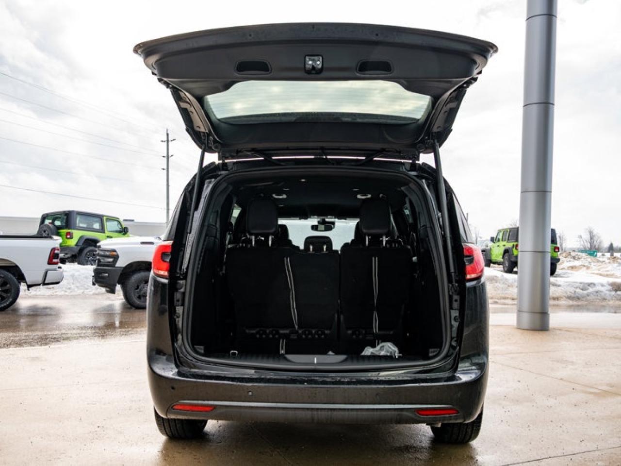 2026 Chrysler Pacifica Select Photo