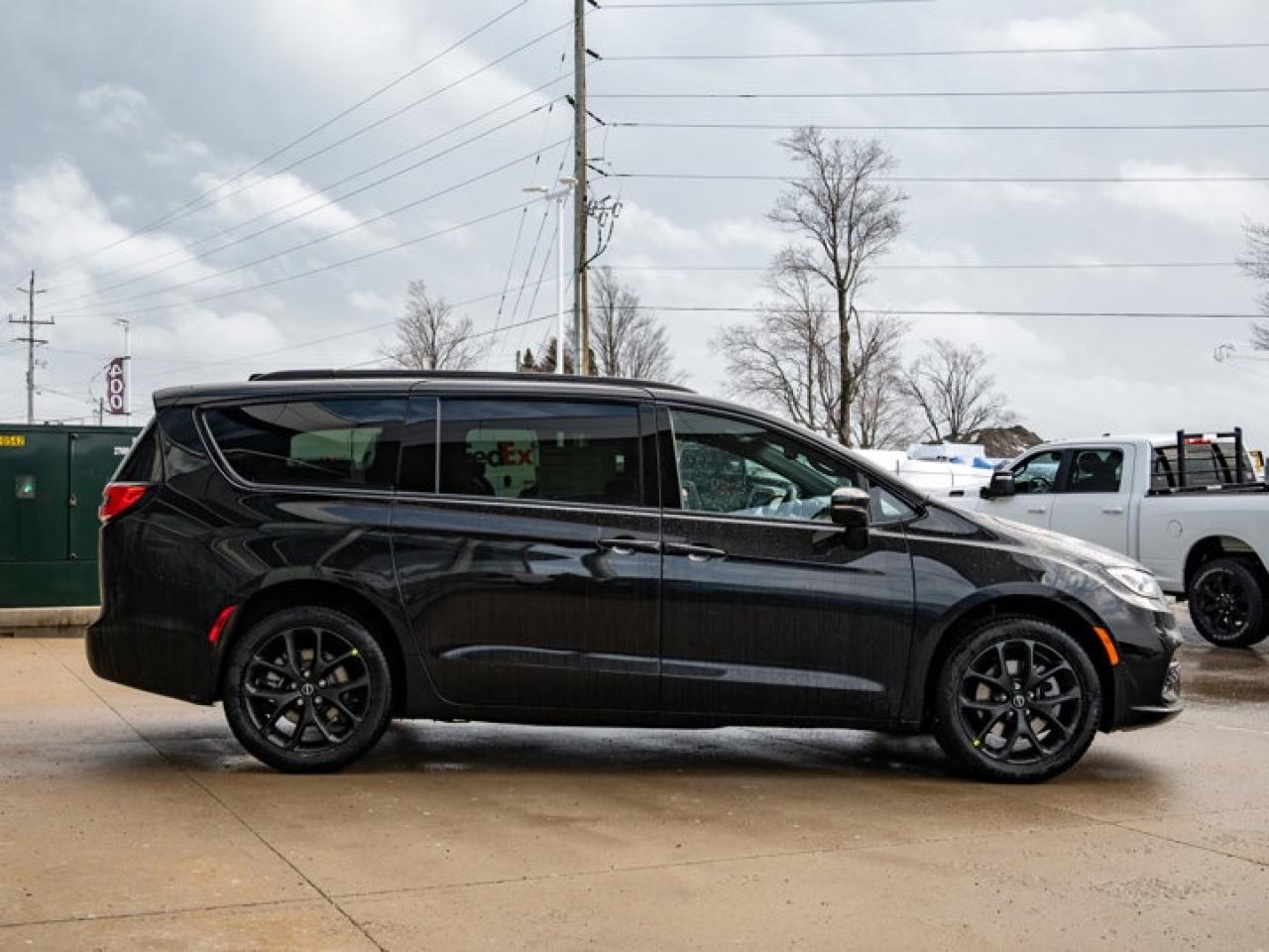 2026 Chrysler Pacifica Select Photo