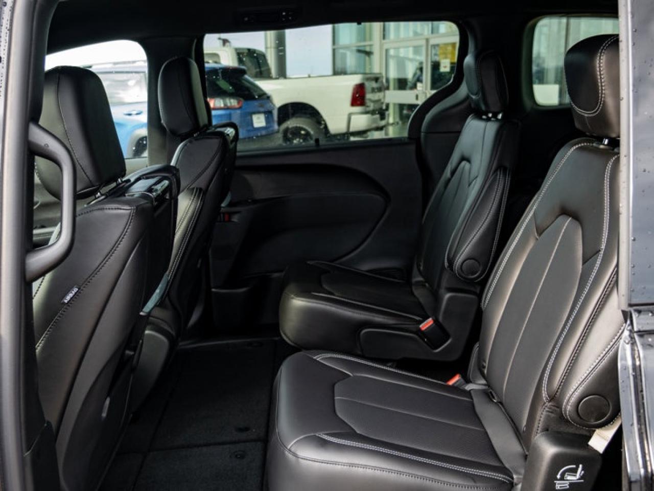 2026 Chrysler Pacifica Select Photo