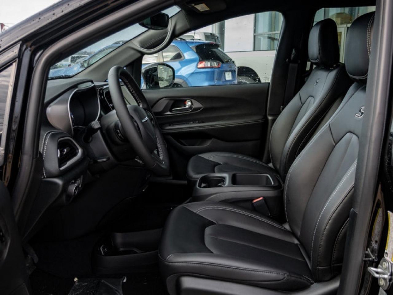 2026 Chrysler Pacifica Select Photo