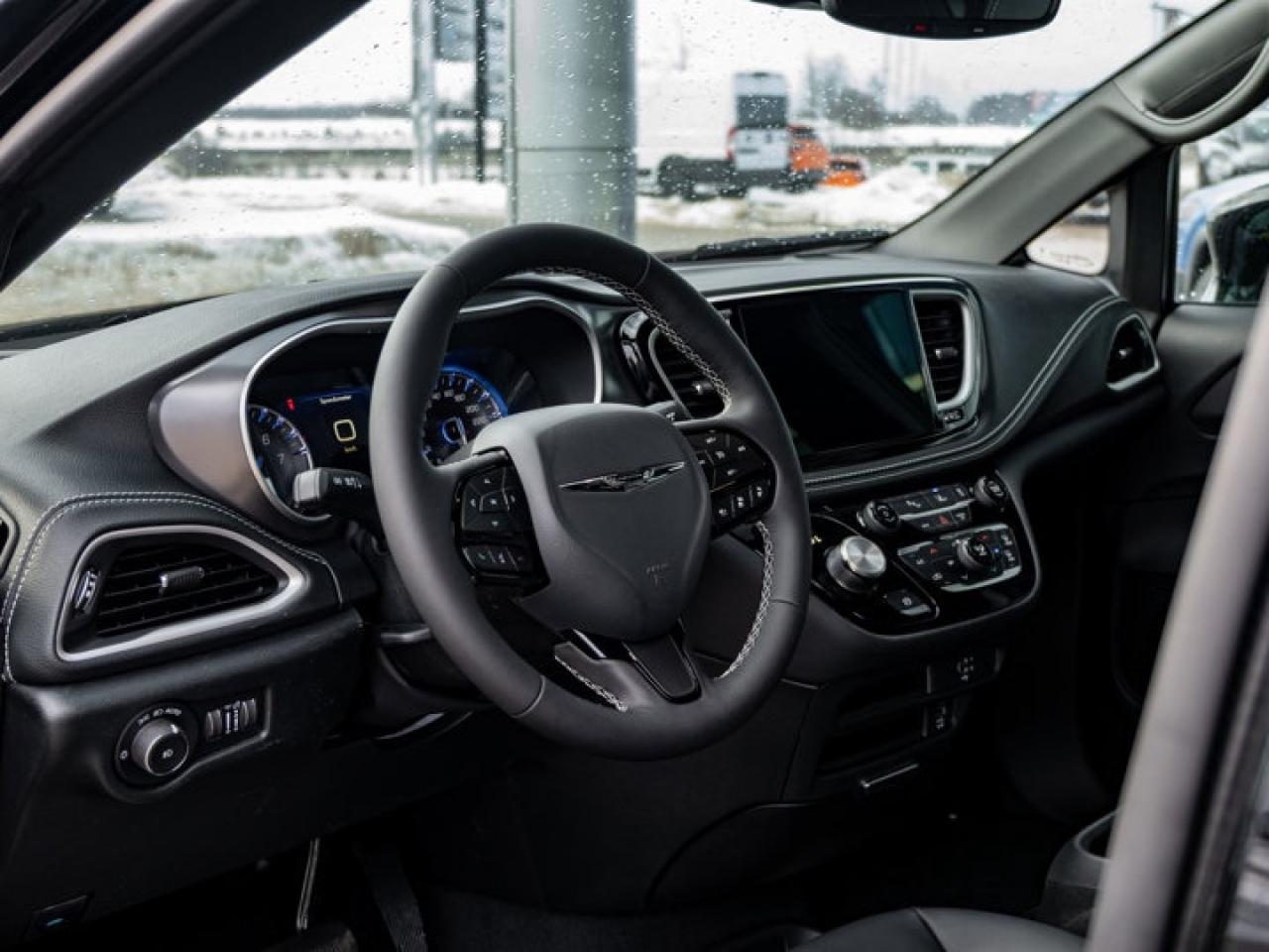 2026 Chrysler Pacifica Select Photo