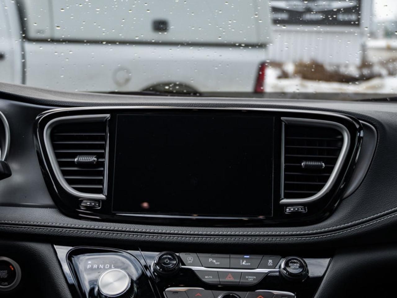 2026 Chrysler Pacifica Select Photo