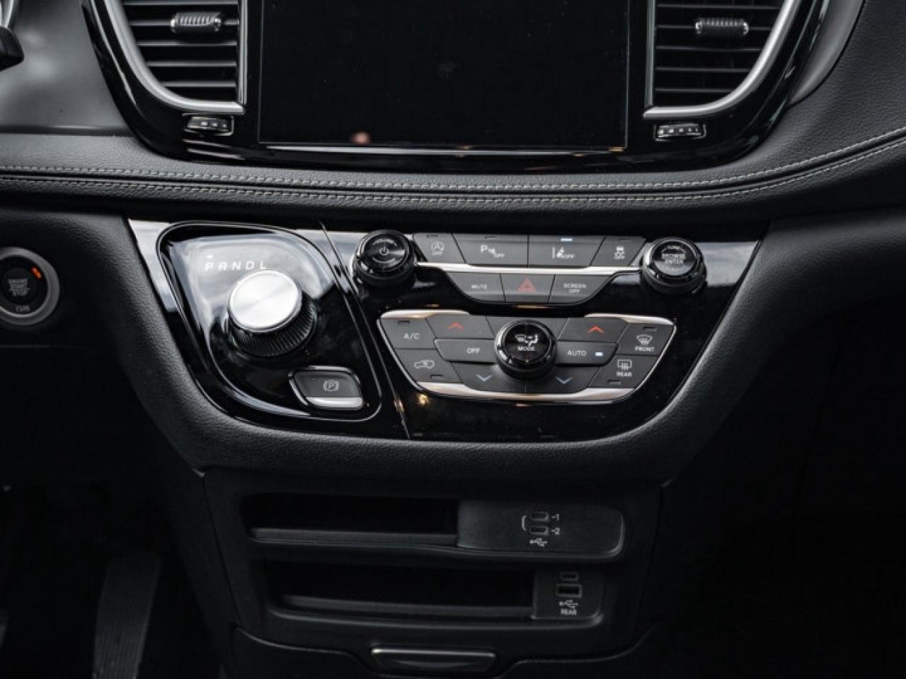 2026 Chrysler Pacifica Select Photo