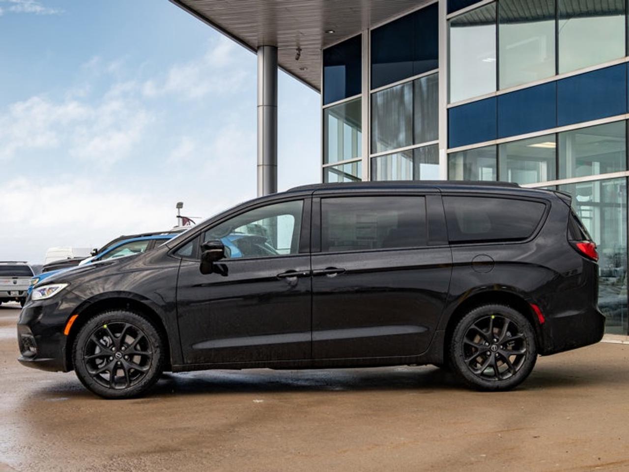 2026 Chrysler Pacifica Select Photo