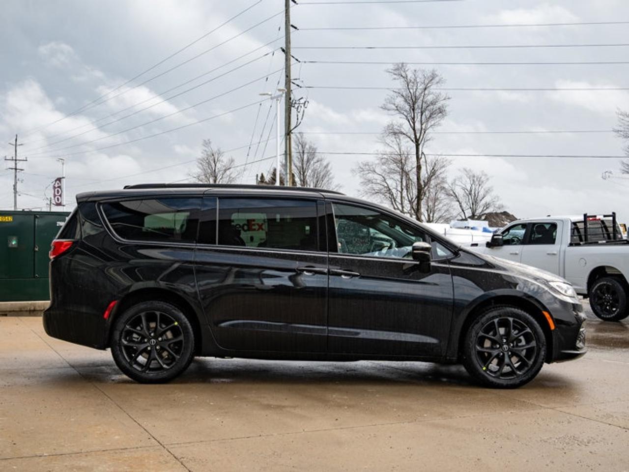2026 Chrysler Pacifica Select Photo