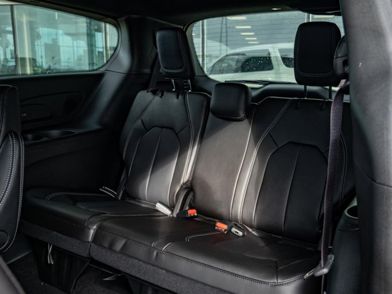 2026 Chrysler Pacifica Select Photo