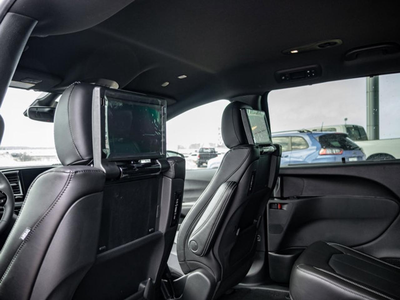 2026 Chrysler Pacifica Select Photo