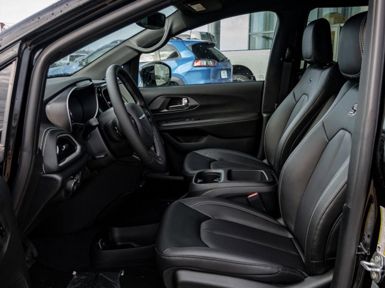 2026 Chrysler Pacifica Select Photo