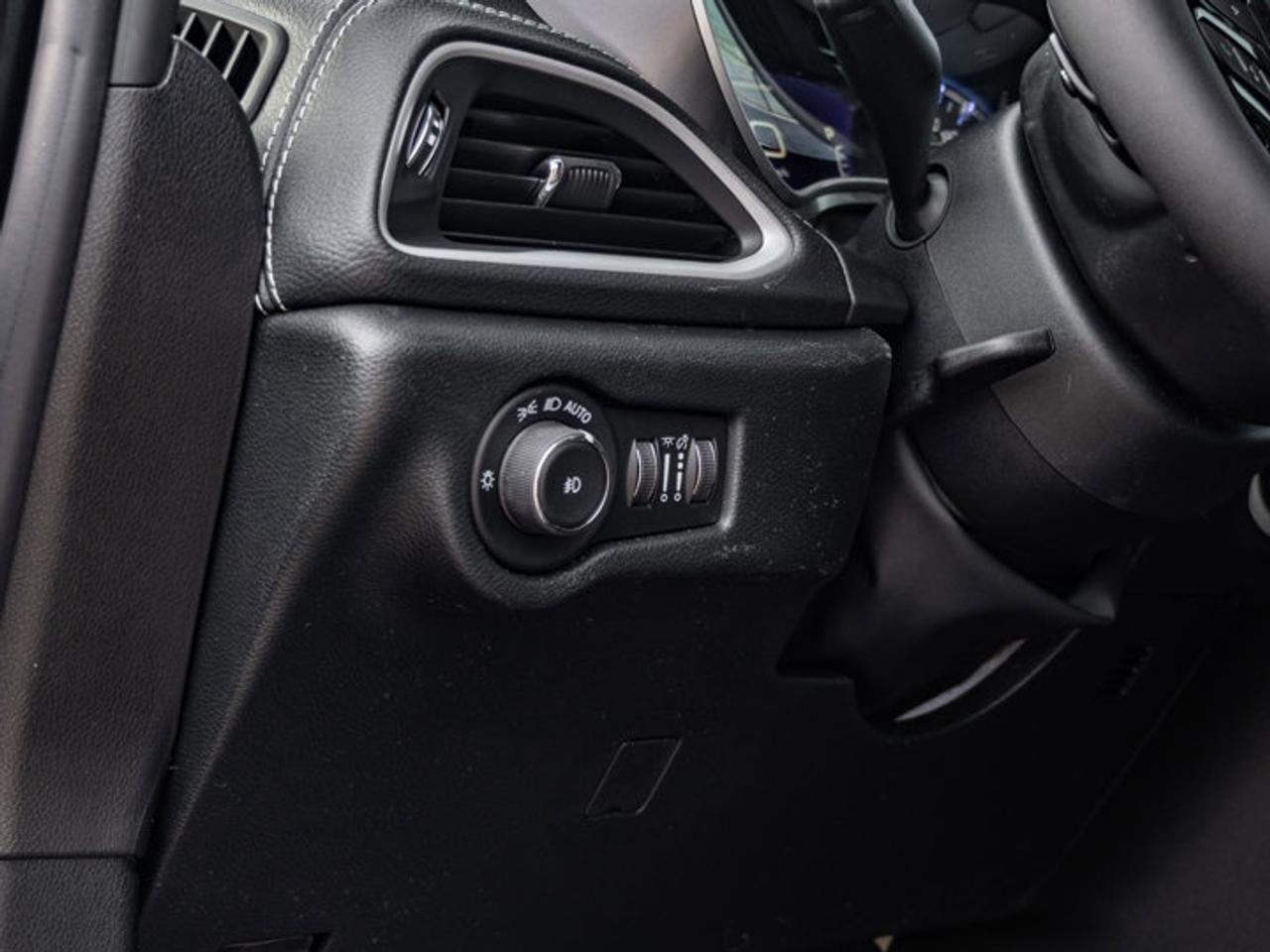 2026 Chrysler Pacifica Select Photo