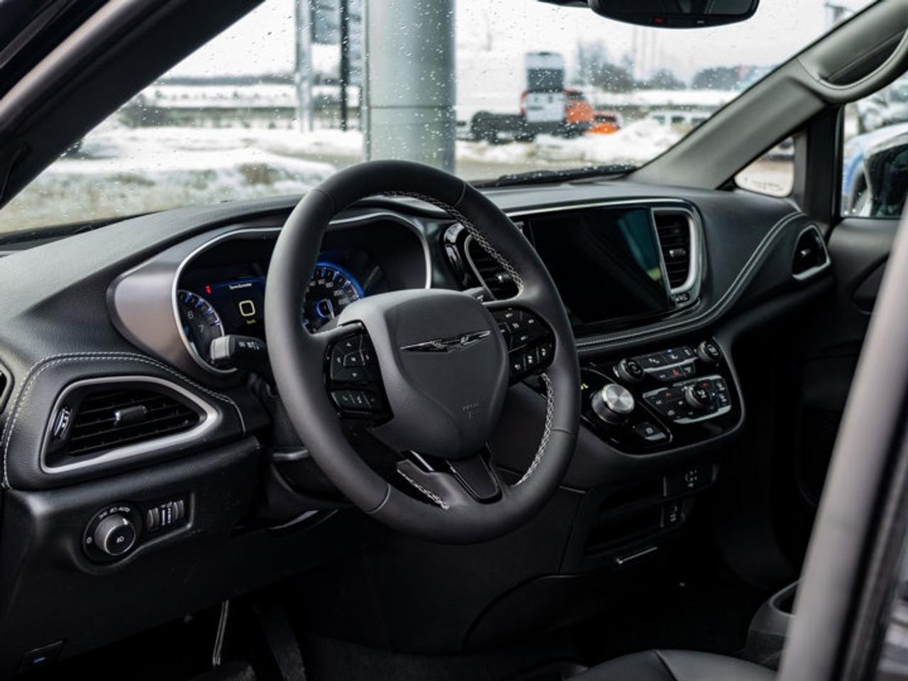 2026 Chrysler Pacifica Select Photo