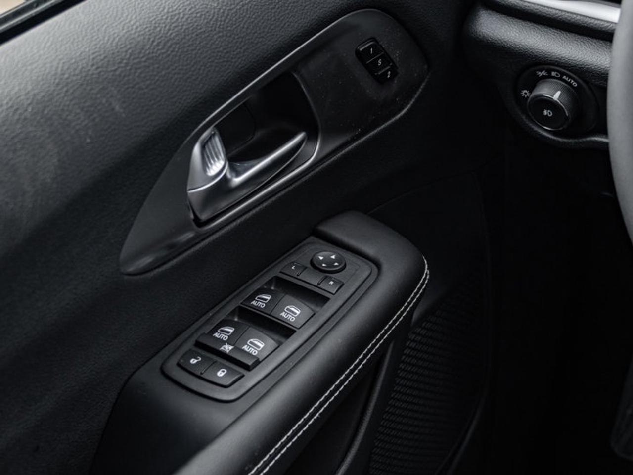 2026 Chrysler Pacifica Select Photo