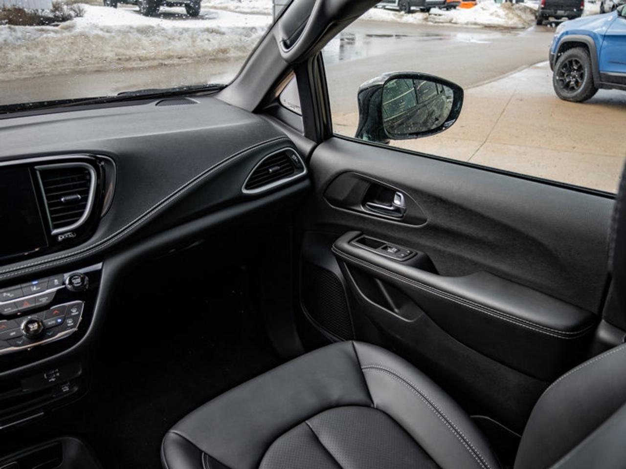 2026 Chrysler Pacifica Select Photo