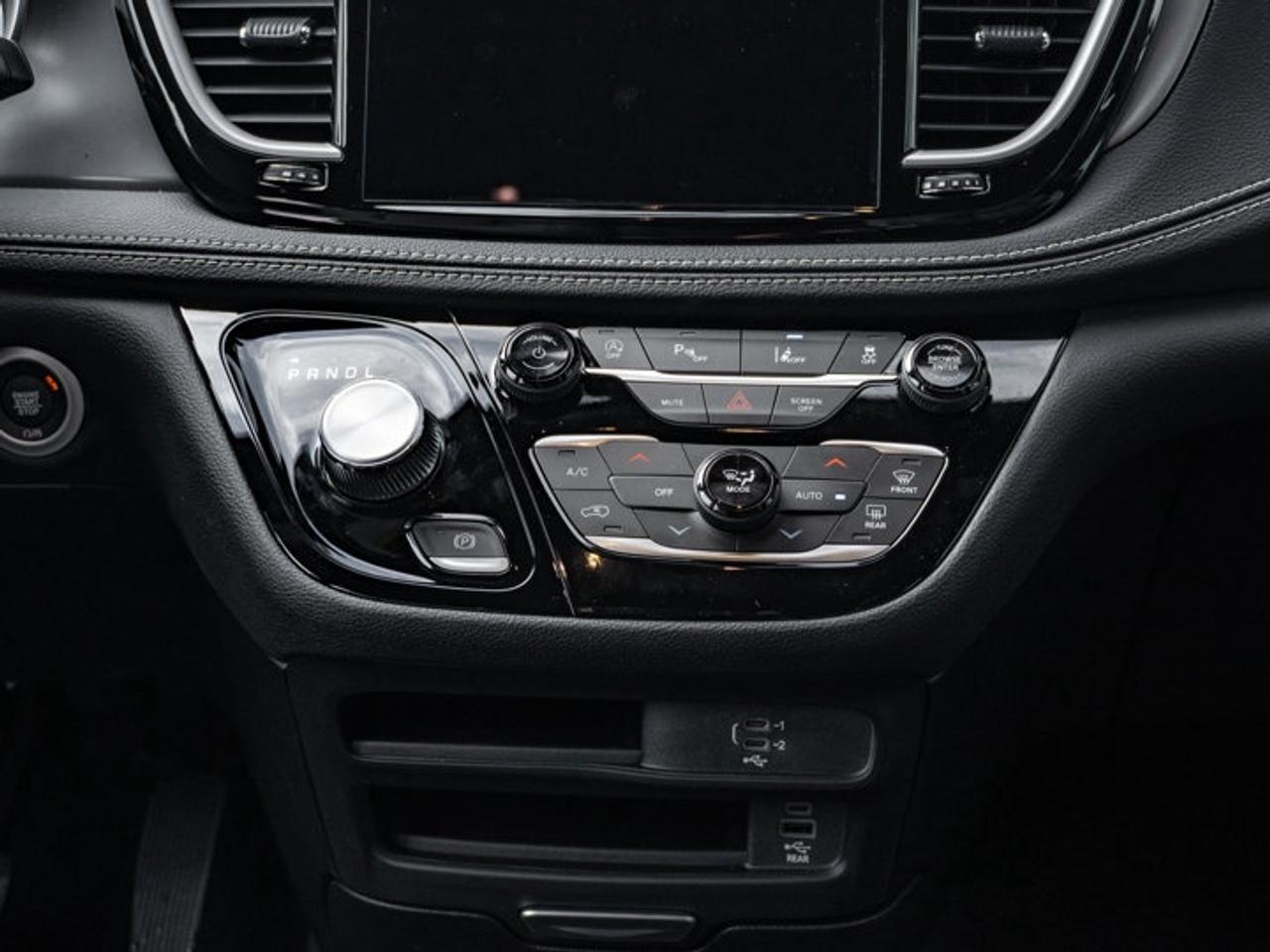 2026 Chrysler Pacifica Select Photo