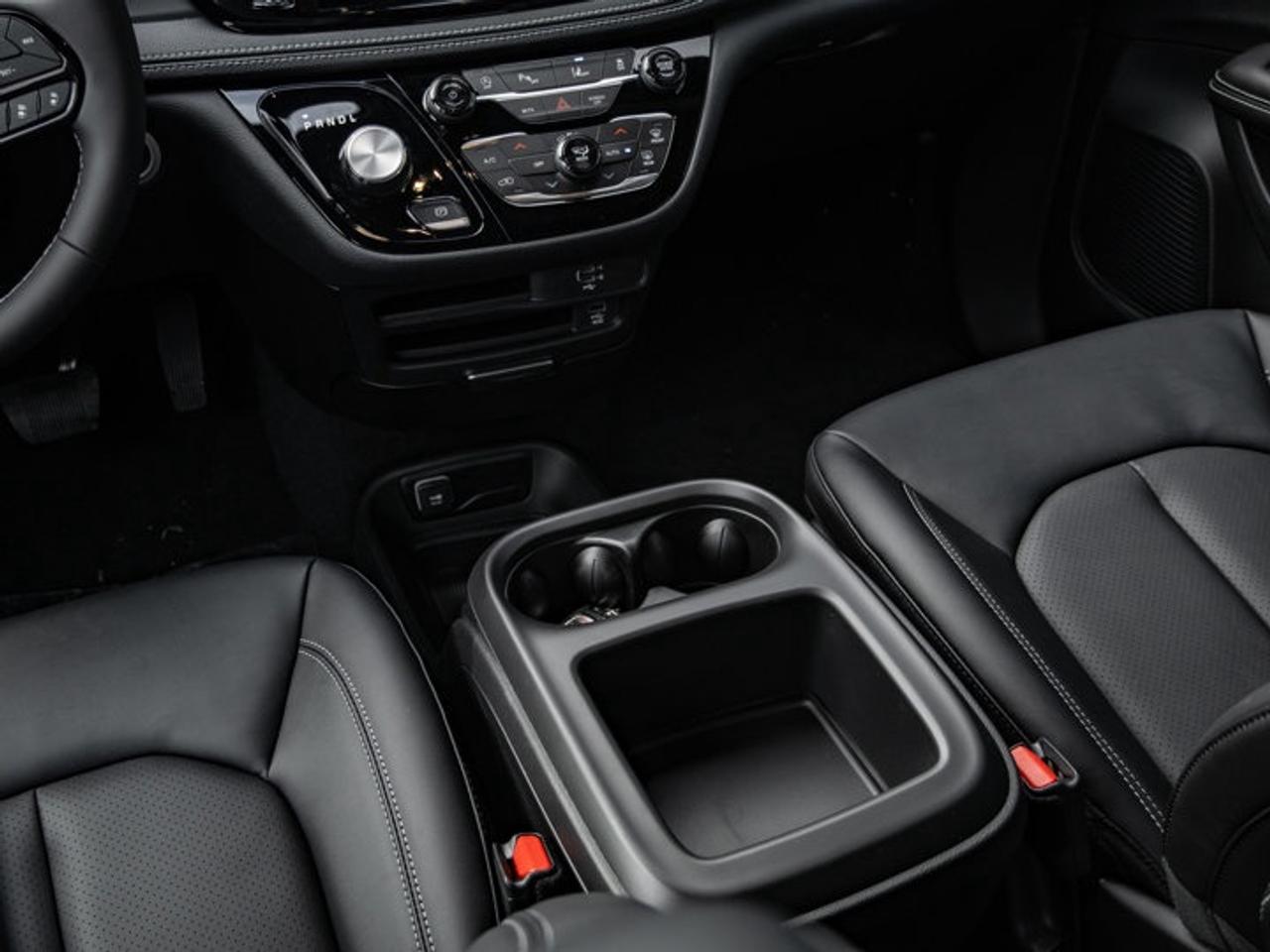 2026 Chrysler Pacifica Select Photo