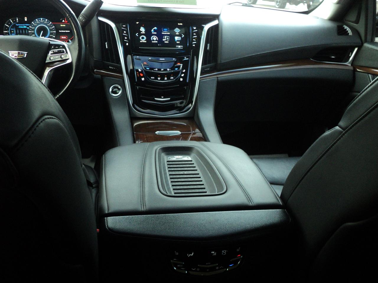 2019 Cadillac Escalade ESV Luxury 4WD 6.2L8cyl 7Pass Roof Leather Nav DVD - Photo #17