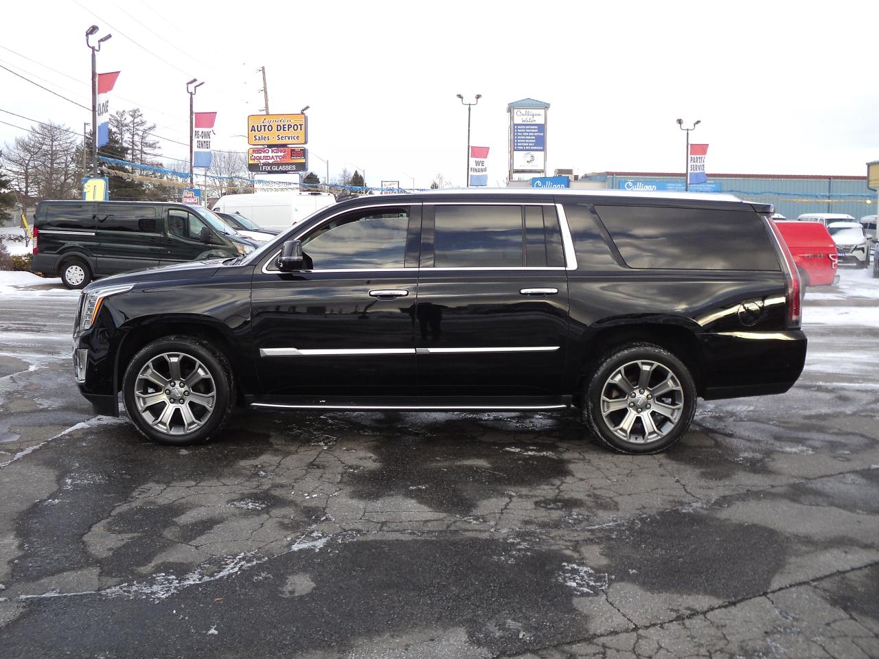 2019 Cadillac Escalade ESV Luxury 4WD 6.2L8cyl 7Pass Roof Leather Nav DVD Photo4