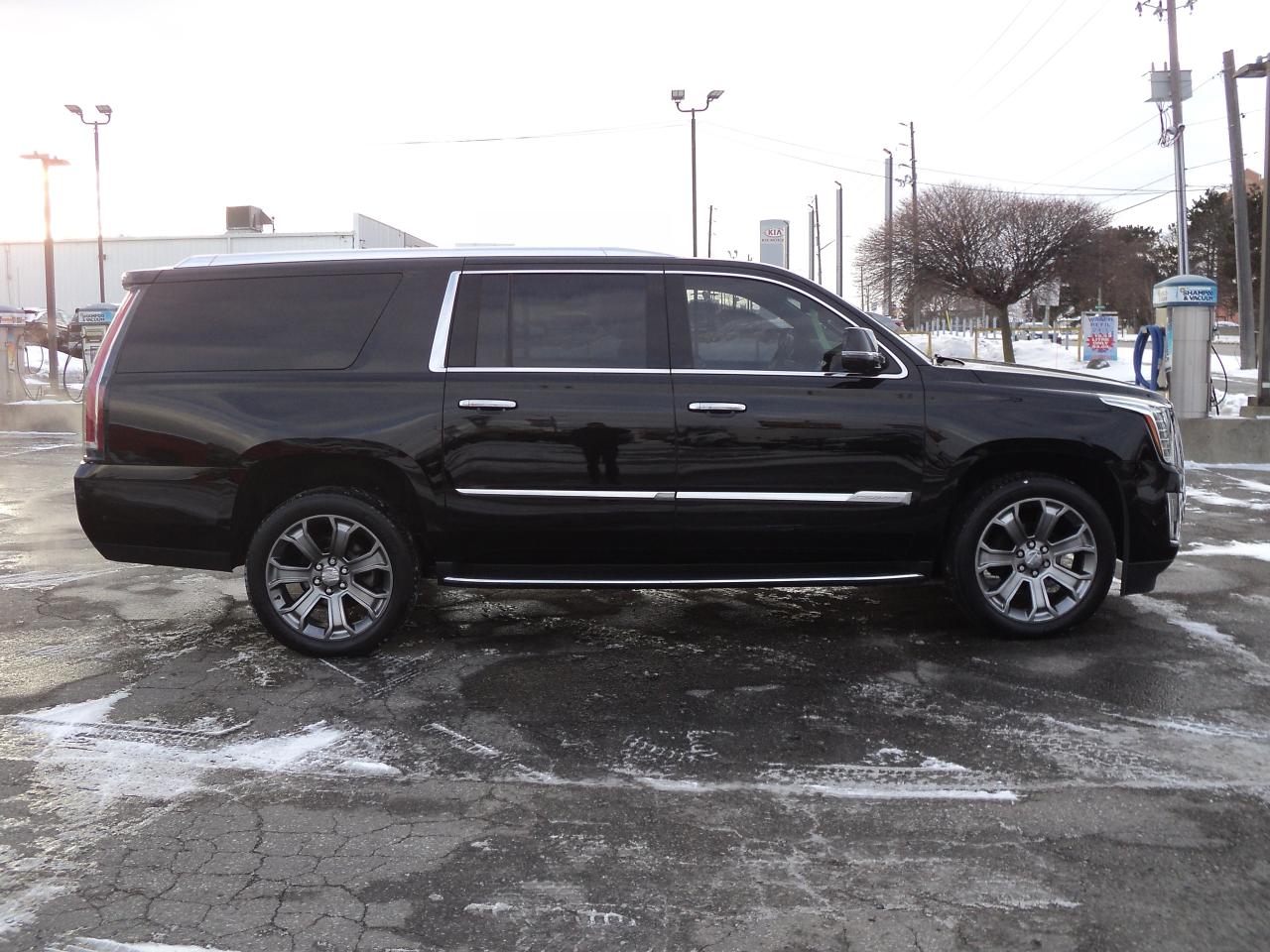 2019 Cadillac Escalade ESV Luxury 4WD 6.2L8cyl 7Pass Roof Leather Nav DVD - Photo #4