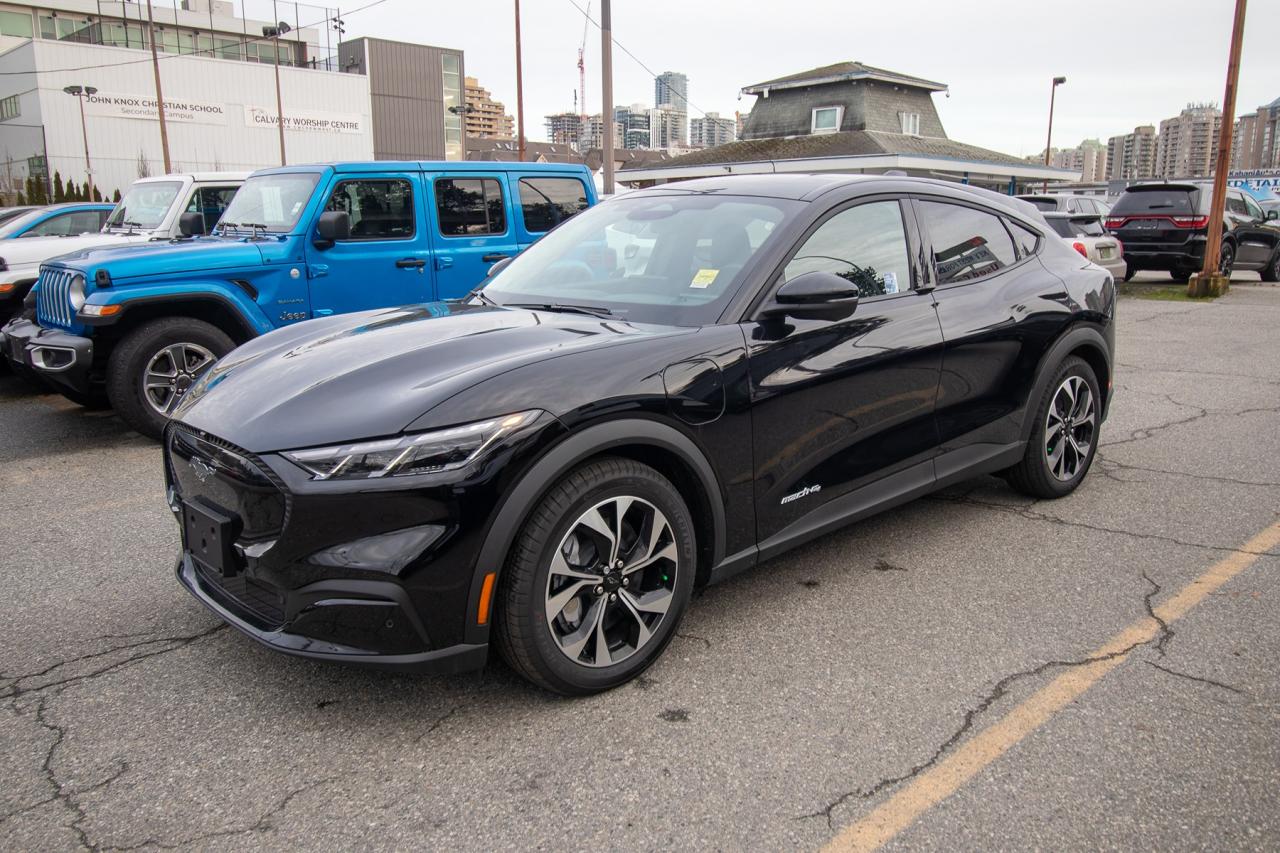 2025 Ford Mustang Mach-E SELECT AWD Standard Range Battery Photo2