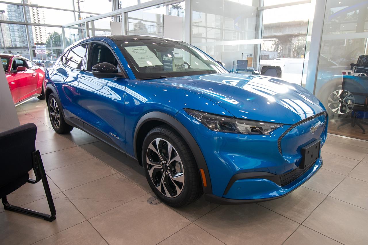 2025 Ford Mustang Mach-E SELECT AWD Standard Range Battery Photo4