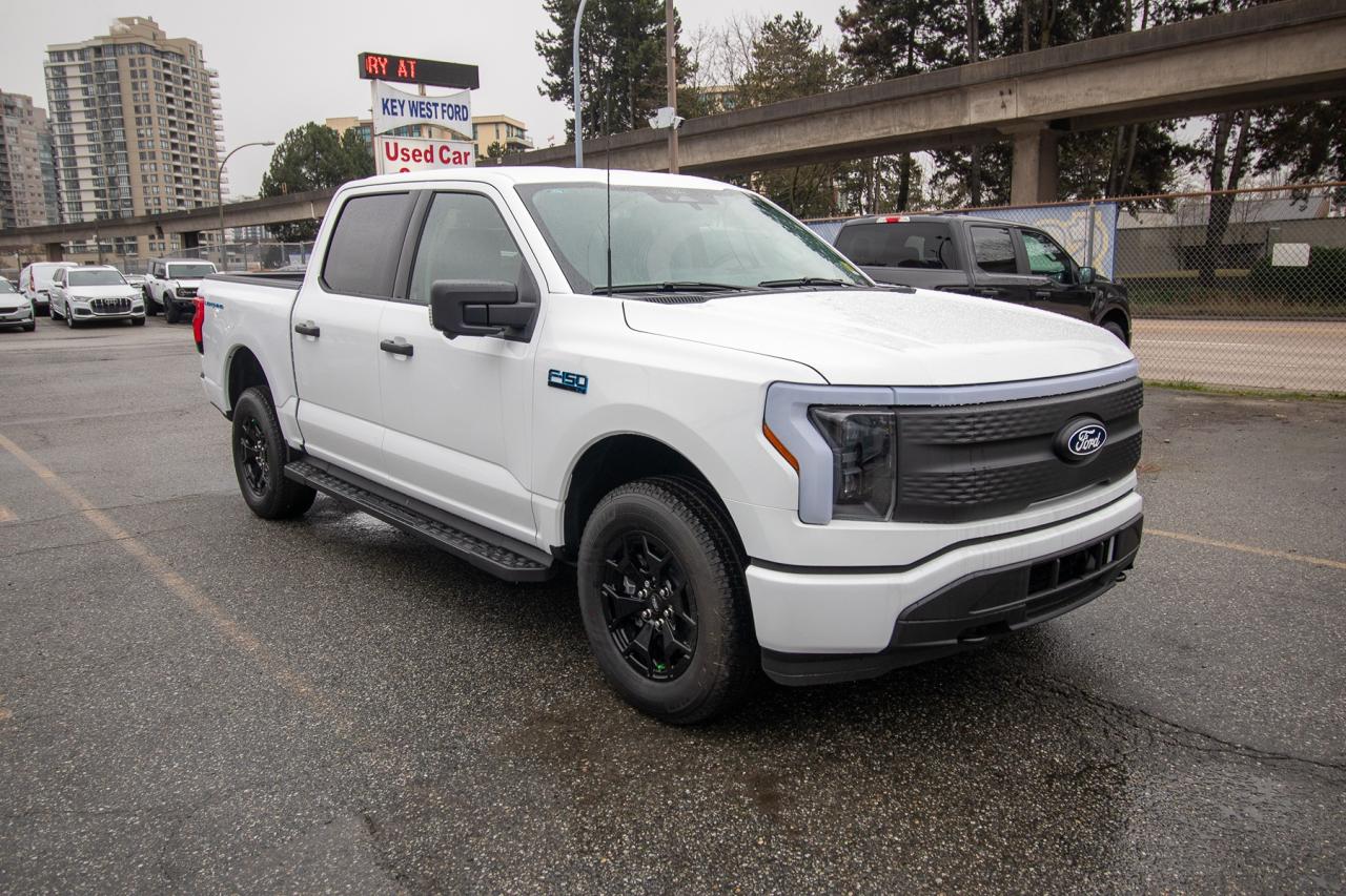 2025 Ford F-150 Lightning XLT 4WD SuperCrew 5.5' Box Standard Range Battery Photo4