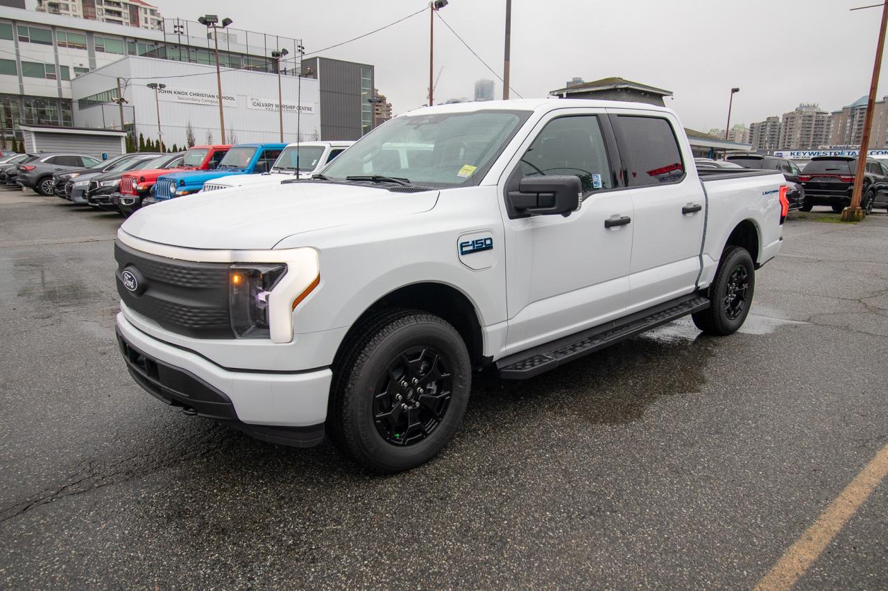 2025 Ford F-150 Lightning XLT 4WD SuperCrew 5.5' Box Standard Range Battery Photo2