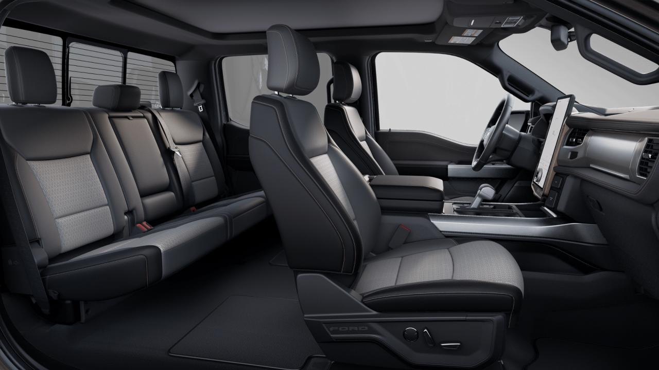 2025 Ford F-150 Lightning LARIAT 4WD SUPERCREW 5.5' BOX Extended Range Battery Photo5