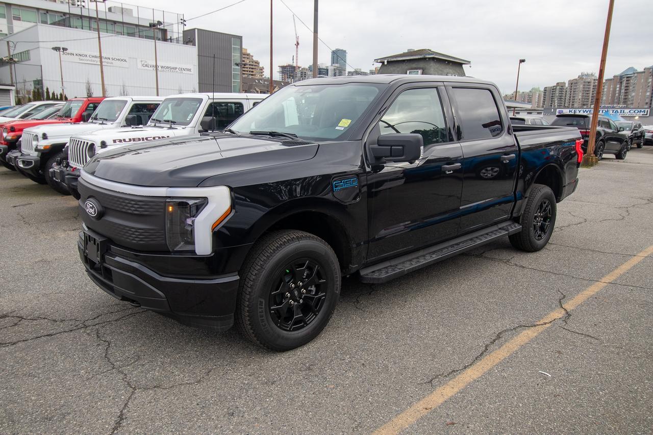 2025 Ford F-150 Lightning XLT 4WD SuperCrew 5.5' Box Photo4