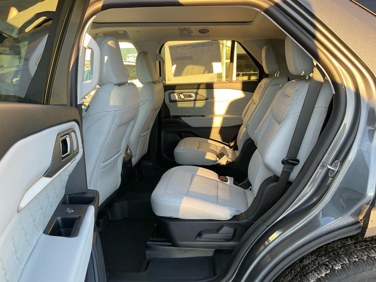 2026 Ford Explorer Platinum Photo5