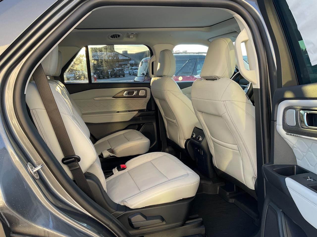 2026 Ford Explorer Platinum Photo5