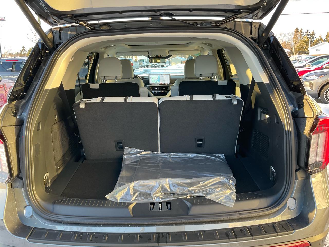 2026 Ford Explorer Platinum Photo5